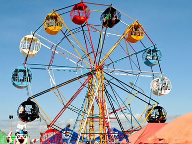 Small ferris wheel with suspended baskets