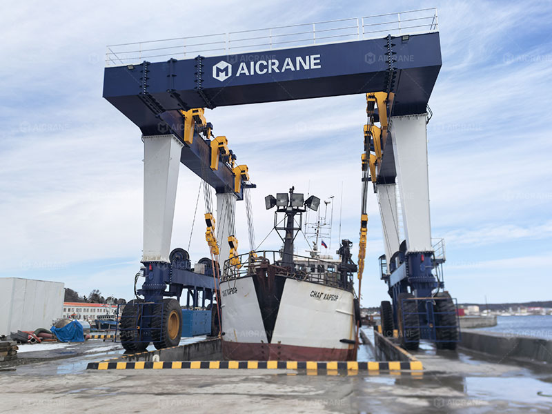 large mobile lift for handling fishing vessels
