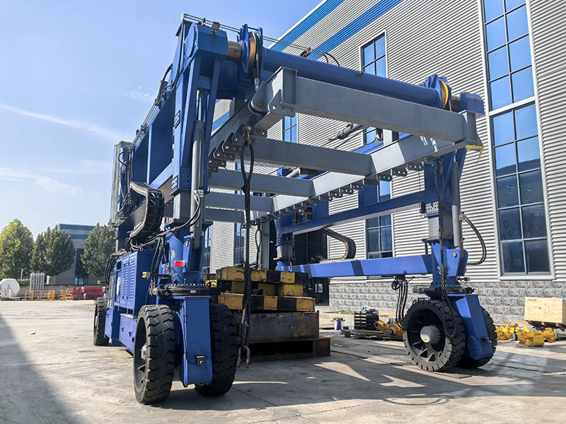 straddle carrier